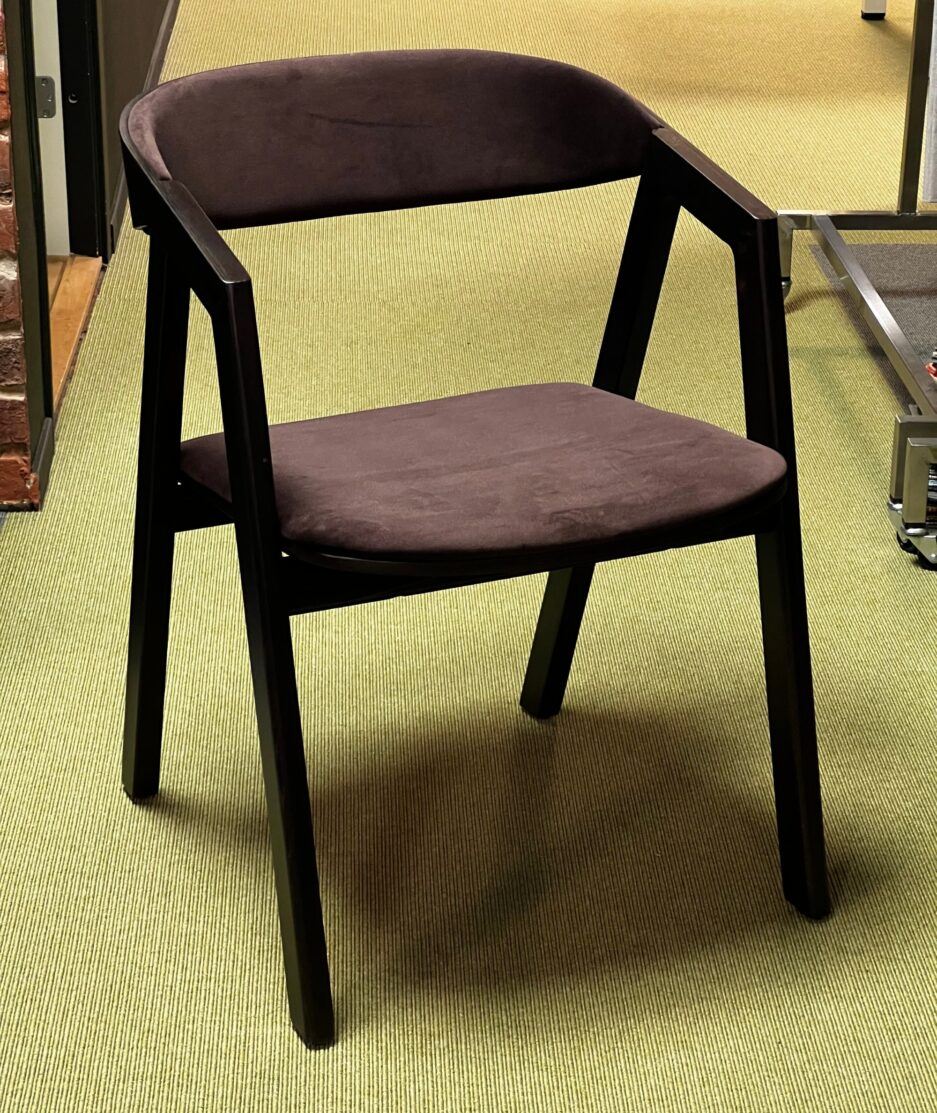 Simple lounge stol, avelina 9190, chocolate beis, OUTLET | NICHE Interiør & Storkjøkken
