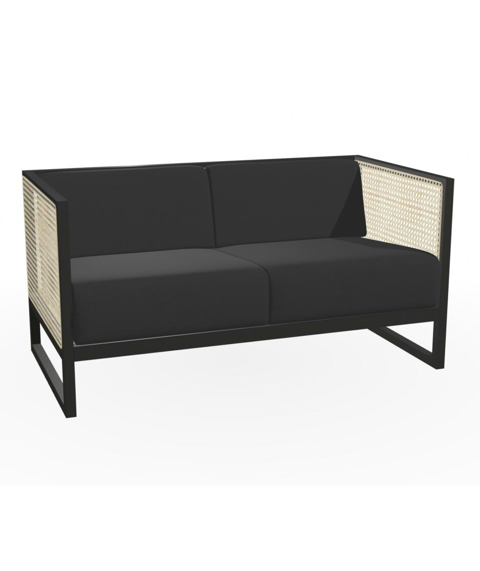 Casablanca 2-seter sofa, cane armlene, polstret, sort beis | NICHE Interiør & Storkjøkken