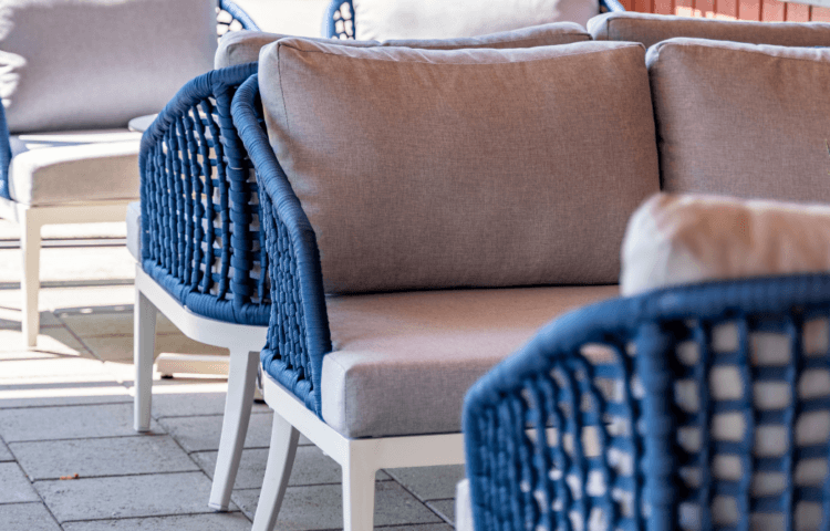 Blå lounge sofa med beige puter